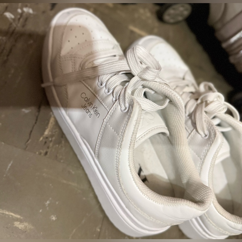 🔥Calvin Klein White Casual Sneakers - Picture 2 of 4